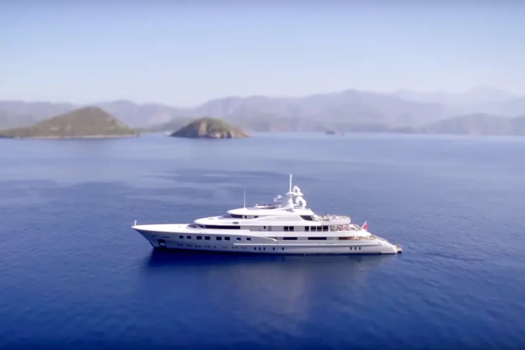 72-метровая яхта Axioma, принадлежавшая владельцу Трубной металлургической компании Дмитрию Пумпянскому. Фото: скриншот из&nbsp;рекламного видео Сharter Index.