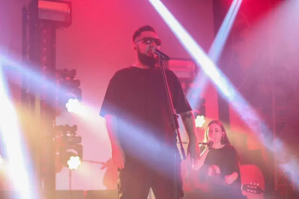 Аким Апачев выступает на&nbsp;форуме «Безопасная молодежная среда». Источник фото: Telegram-канал «Молодежь ДНР».