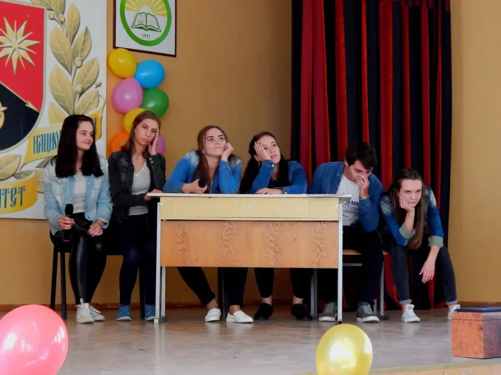 Ирина Макаренко во&nbsp;время выступления КВН (в центре) в&nbsp;январе 2023. Фото:  личная страница Макаренко в&nbsp;VK.