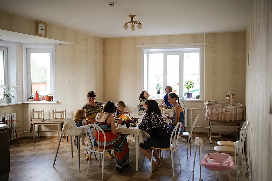 Подопечные кризисного центра «Надежда» благотворительного фонда «Солнечный город» на&nbsp;кухне во&nbsp;время чаепития, Новосибирск. Здесь проживают до&nbsp;10&nbsp;мам, пострадавших от&nbsp;домашнего насилия или столкнувшихся с&nbsp;трудной жизненной ситуацией. Фото: Антон Уницын.