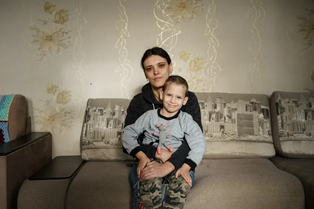 Надежда пришла в&nbsp;гости в&nbsp;кризисный центр «Надежда» с&nbsp;сыном Артемом, Новосибирск. Они попали в&nbsp;центр, когда сыну было 9&nbsp;месяцев и&nbsp;прожили почти два года. Кураторы помогли Надежде устроить Артема в&nbsp;детский сад, доучиться и&nbsp;накопить денег для самостоятельной жизни. Сейчас Артёму 5&nbsp;лет, и&nbsp;у&nbsp;них с&nbsp;мамой всё хорошо. Фото: Дмитрий Яцюк.