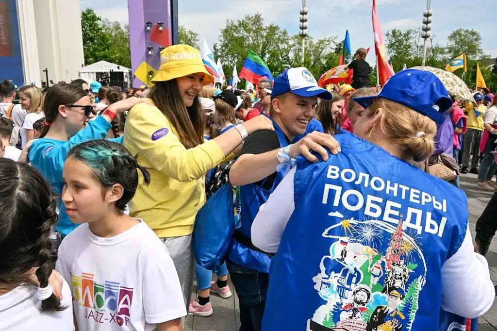 «Волонтеры победы» на&nbsp;фестивале детства и&nbsp;юности «Большая перемена» на&nbsp;территории ВДНХ в&nbsp;июне 2022. Фото: Анатолий Жданов/Коммерсантъ.