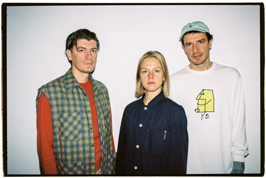 Участники музыкального спектакля “Потерянное Зеркальце” Александр Гудков, Женя Борзых и&nbsp;Кирилл Иванов. Фото: Дарина Белогонова.