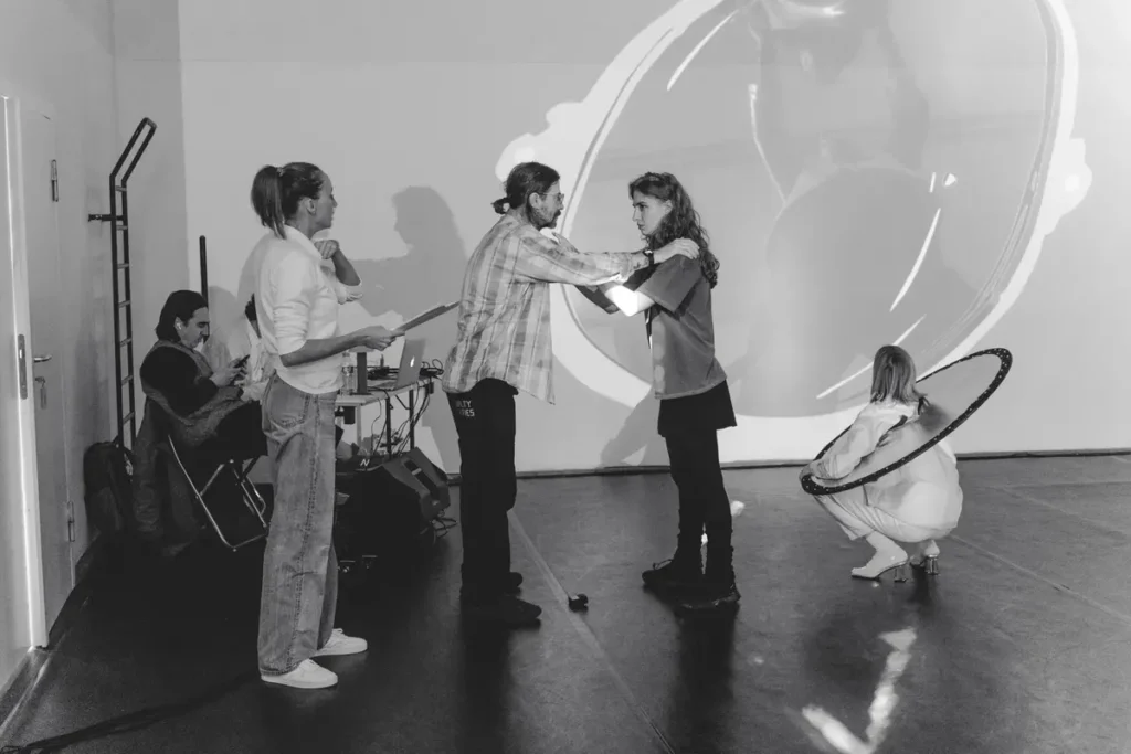 Участники музыкального спектакля “Потерянное Зеркальце” Станислав Астахов, Мария Курденевич, Олег Глушков, Муся Тотибадзе и&nbsp;Женя Борзых во&nbsp;время репетиции. Фото: Дарина Белогонова.