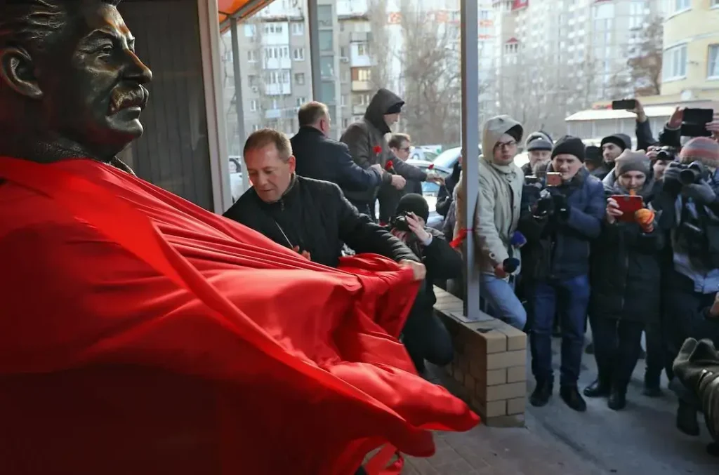 Церемония открытия памятника Иосифу Сталину в&nbsp;Волгограде около Сталинградского обкома КПРФ в&nbsp;честь 140-й годовщины со&nbsp;дня рождения Иосифа Сталина 20&nbsp;декабря 2019&nbsp;года. Фото: Артем Краснов/Коммерсантъ.