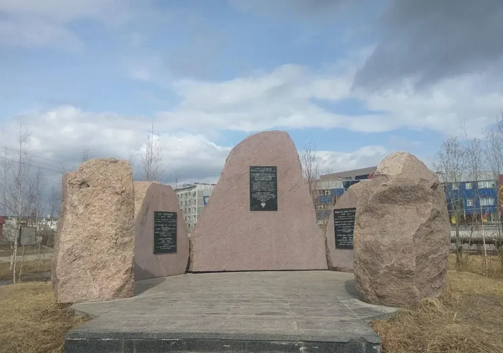 Памятник ссыльным полякам в&nbsp;Якутске до&nbsp;демонтажа. Фото: newsefir.net.