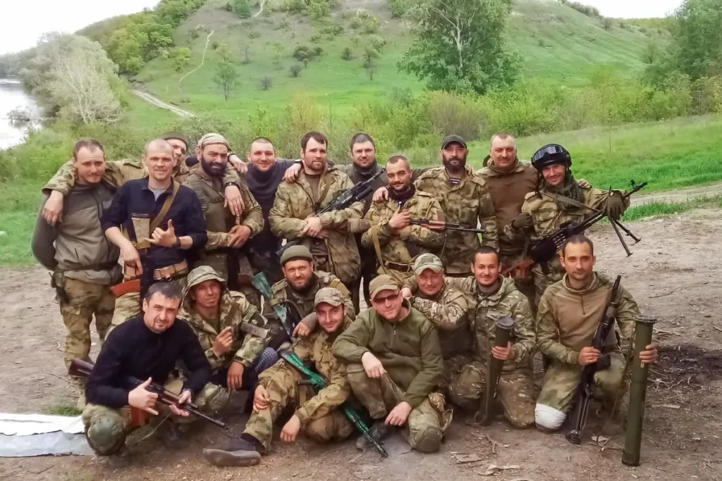 Никита Митченко (сидит крайний справа) вместе с&nbsp;другими добровольцами позирует для фото. Источник: личная страница ВКонтакте.