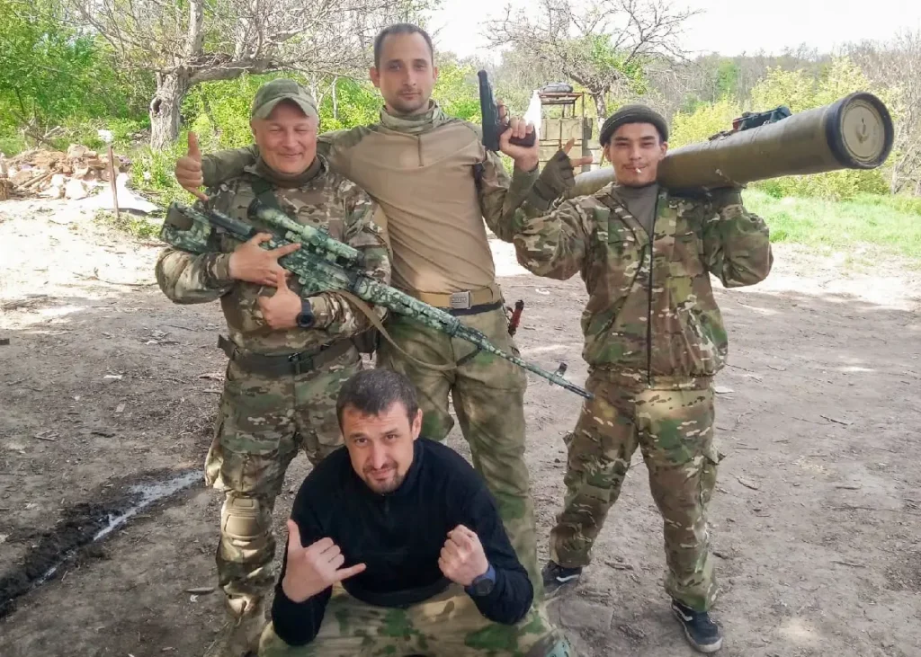 Никита Митченко стоит в&nbsp;центре с&nbsp;группой других добровольцев, фото выложено 6&nbsp;мая 2022&nbsp;года. Источник: личная страница ВКонтакте.