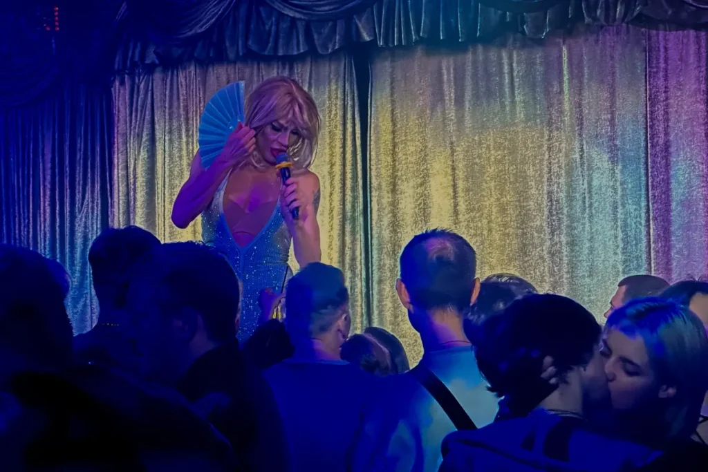Выступление дрэг-квин внутри клуба “Три обезьяны”. Фото: Арден Аркман.
