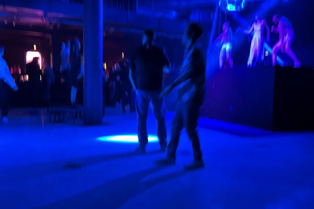 Посетители танцуют в&nbsp;клубе “Центральная станция”. Фото: Арден Аркман.