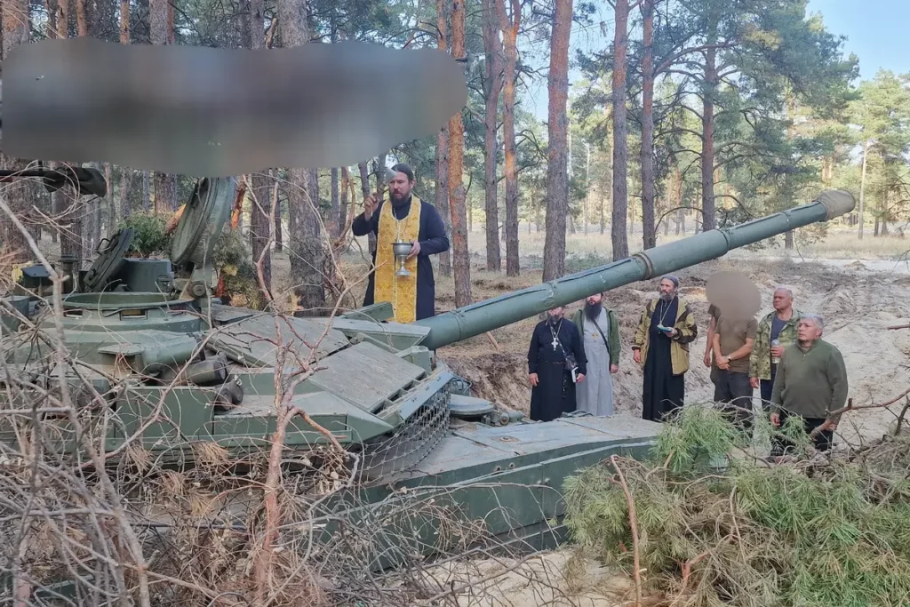 Священник Дмитрий Кротков освящает танк 3-5 октября 2023&nbsp;года. Источник: личная страница Кроткова ВКонтакте.