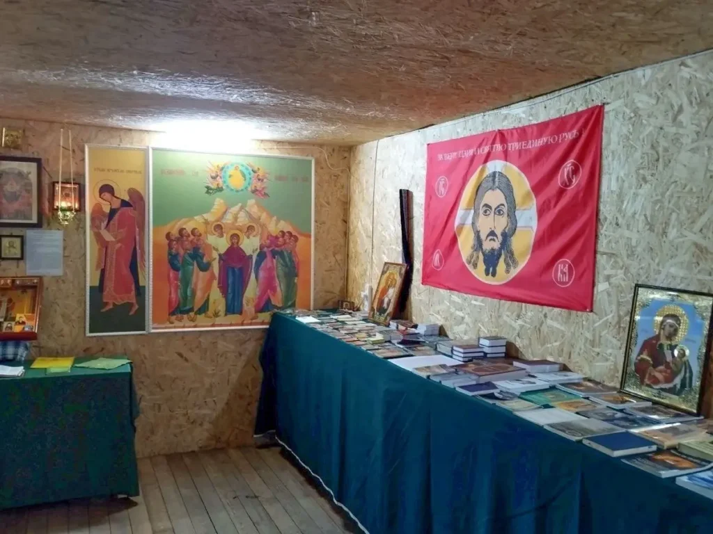 Иконы и&nbsp;книги внутри блиндажного храма. Автор: Максим Серпицкий.