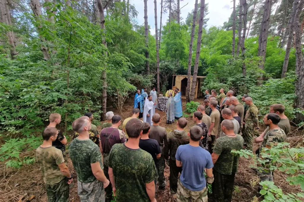 Богослужение на&nbsp;фронте. Источник: личная страница ВКонтакте священника Романа Колеснёва.