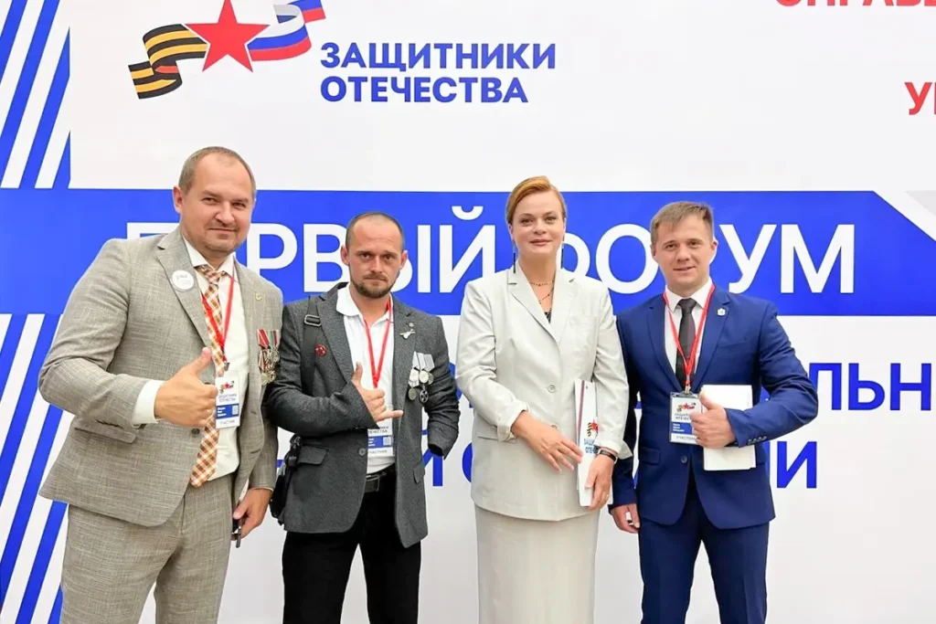 Валентин Макогонов (второй слева) и&nbsp;племянница Путина Анна Цивилева на&nbsp;первом форуме ветеранов «СВО» в&nbsp;Музее Победы в&nbsp;июле 2023. Фото: Паблик ВКонтакте «Защитники Отечества/Ростовская область».