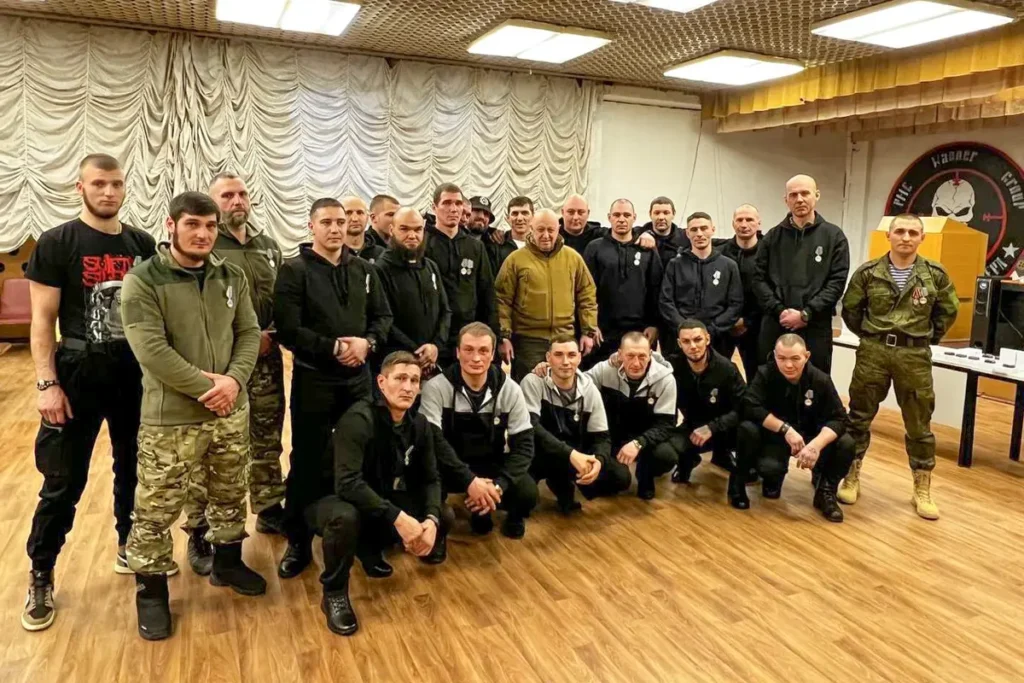 Анатолий Сальмин (крайний справа) на&nbsp;групповом фото вместе с&nbsp;Евгением Пригожиным после награждения медалью «За&nbsp;отвагу». Фото: опубликовано 4&nbsp;января 2023&nbsp;в&nbsp;Telegram-канале «Международный ФАН».