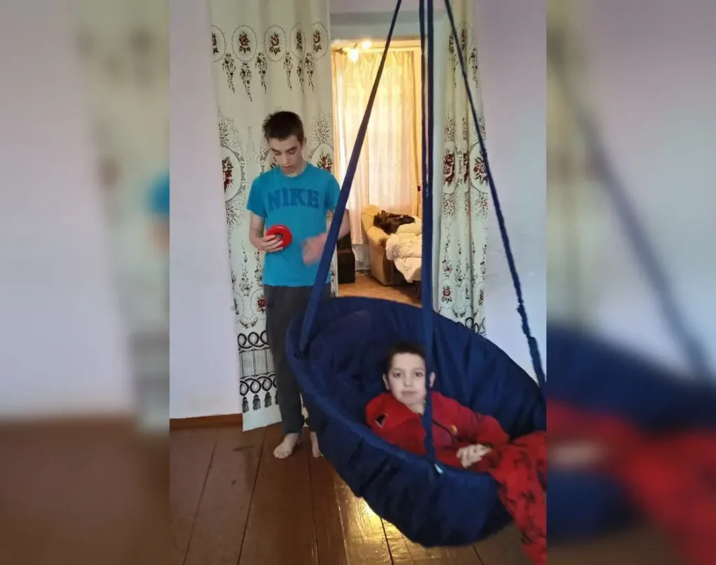 Сыновья Ольги Мазур Саша (слева) и&nbsp;Вова (дома) у&nbsp;себя дома. Фото: личный архив.