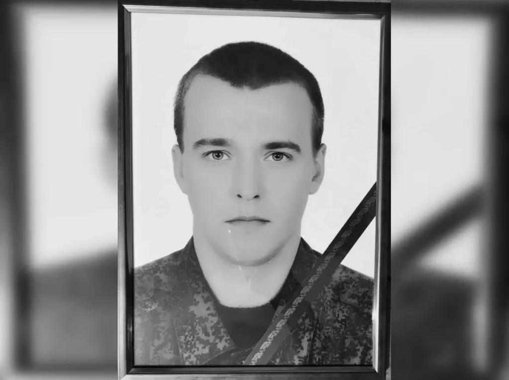 Портрет Владислава Еренчука с&nbsp;траурной лентой, опубликованный в&nbsp;паблике VK&nbsp;«Мемориал героев» 4&nbsp;мая 2022&nbsp;с&nbsp;подписью «Героически погиб под Новобахмуткой».