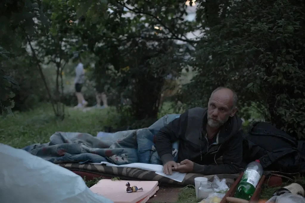 Бездомный мужчина, перенесший операцию в&nbsp;больнице, живет на&nbsp;улице в&nbsp;одном из&nbsp;дворов Петербурга. После выписки он&nbsp;передвигается на&nbsp;костылях, нога в&nbsp;гипсе. «Благотворительная больница» помогла ему переселиться в&nbsp;один из&nbsp;приютов, где он&nbsp;сможет получать помощь. Фото: Светлана Булатова.