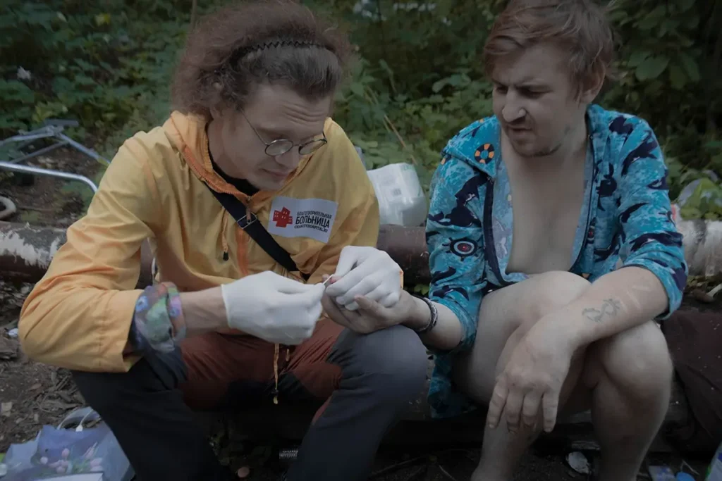 Врач Сергей Иевков проводит экспресс-тестирование пациента в&nbsp;Санкт-Петербурге. Фото: Светлана Булатова.