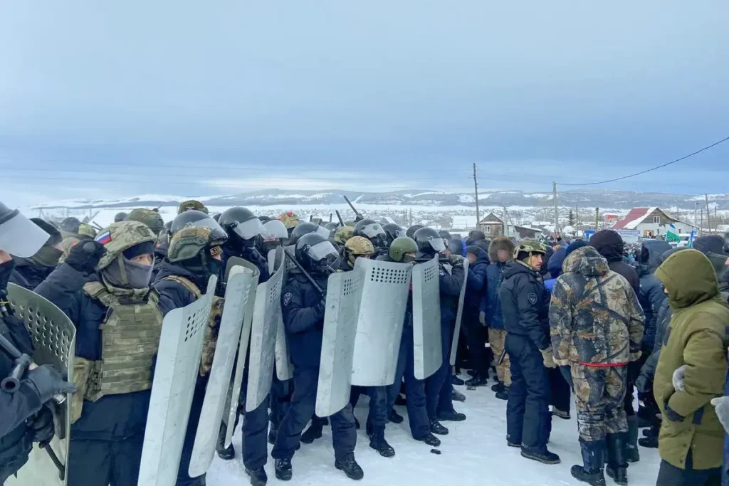 Протесты в&nbsp;день оглашения обвинительного приговора Фаилю Алсынову в&nbsp;Баймакском районном суде 17&nbsp;января, Башкортостан. Фото: специальный корреспондент «Вёрстки».
