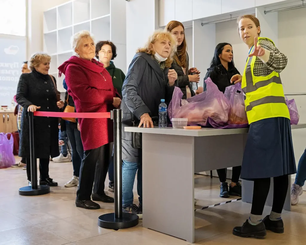 Подопечные и&nbsp;волонтер фонда Volunteers Tbilisi в&nbsp;отделении фонда. Фото: архив фонда Volunteers Tbilisi.