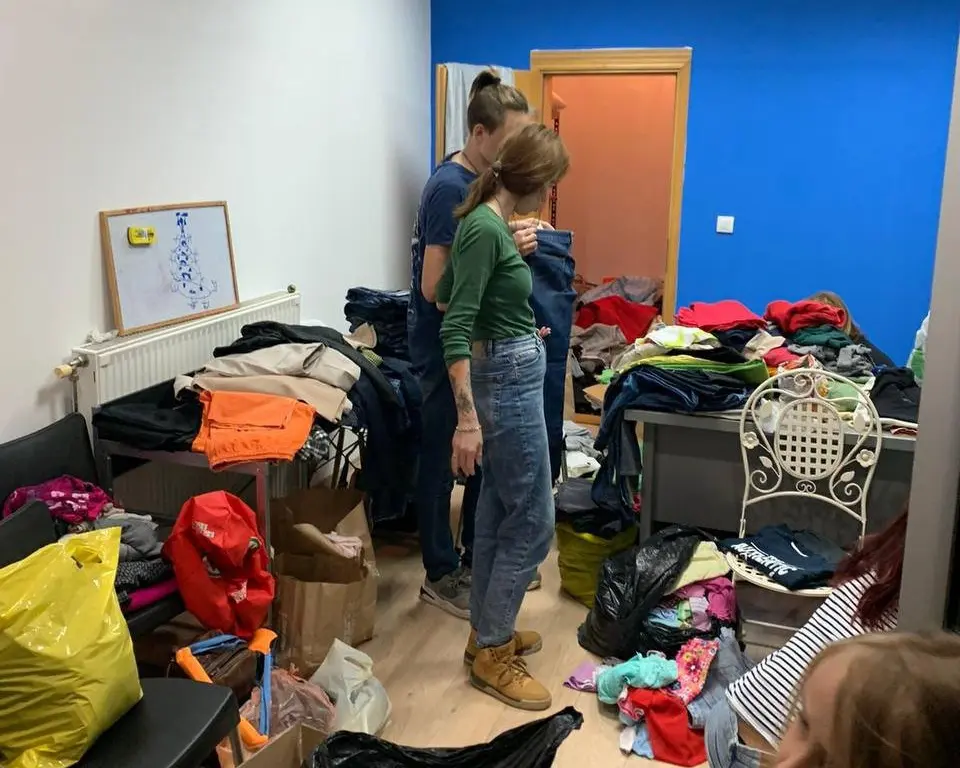 Волонтёры фонда Golub miru собирают гуманитарную помощь. Фото: личный архив фонда Golub miru.