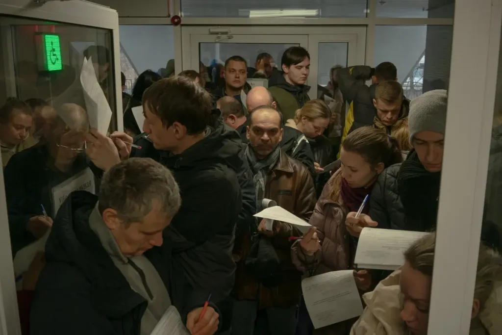 Доноры заполняют бумаги для сдачи крови в&nbsp;Донорском центре Царицыно на&nbsp;Бакинской улице, Москва. Источник: специальный корреспондент «Вёрстки».