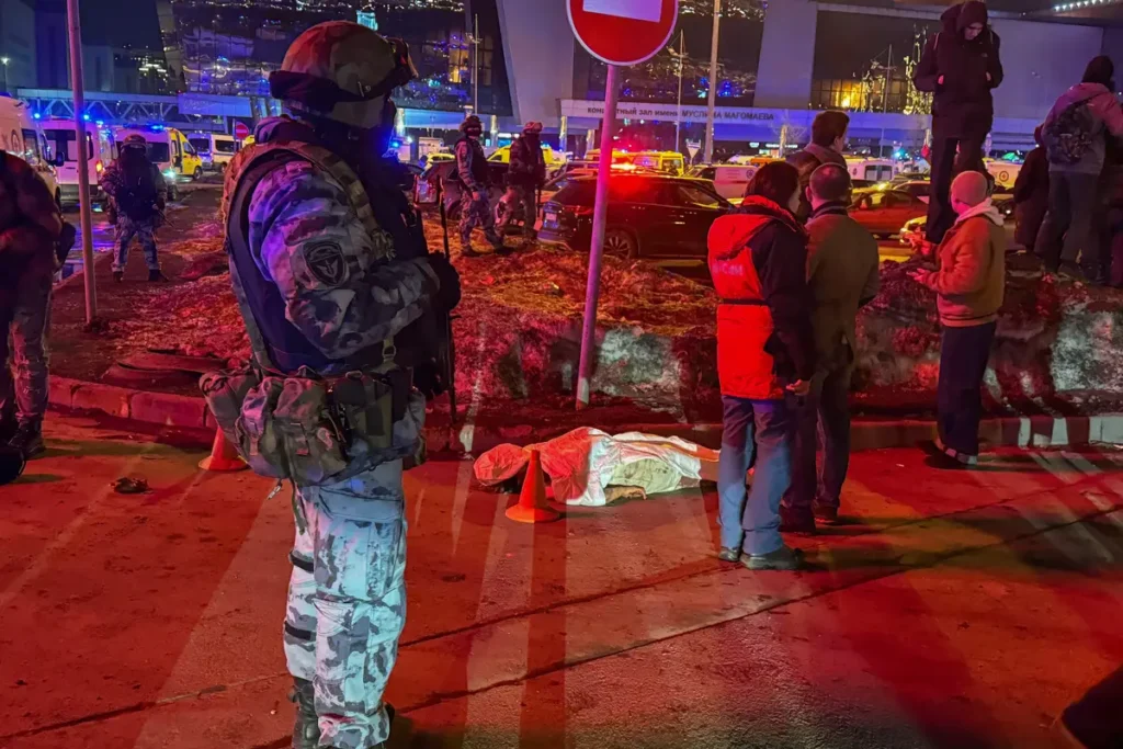 Один из&nbsp;погибших лежит на&nbsp;парковке у&nbsp;Крокус Сити Молл. Источник: специальный корреспондент «Вёрстки».<br />
