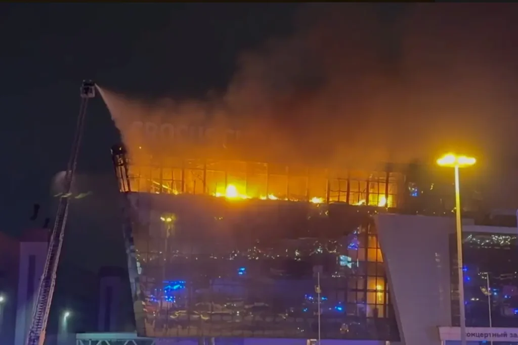 Подразделения МЧС тушат пожар в&nbsp;Крокус Сити Молл. Источник: специальный корреспондент «Вёрстки».