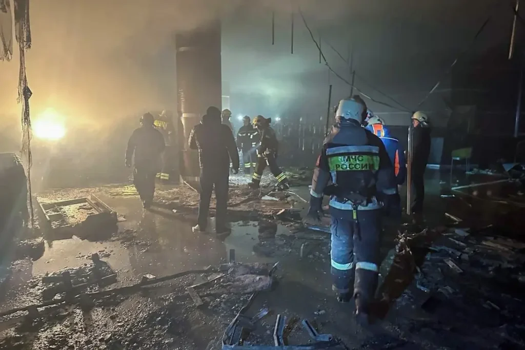 Подразделения МЧС работают внутри Крокус Сити Молл после пожара. Источник: Пресс-служба губернатора и&nbsp;правительства Подмосковья.