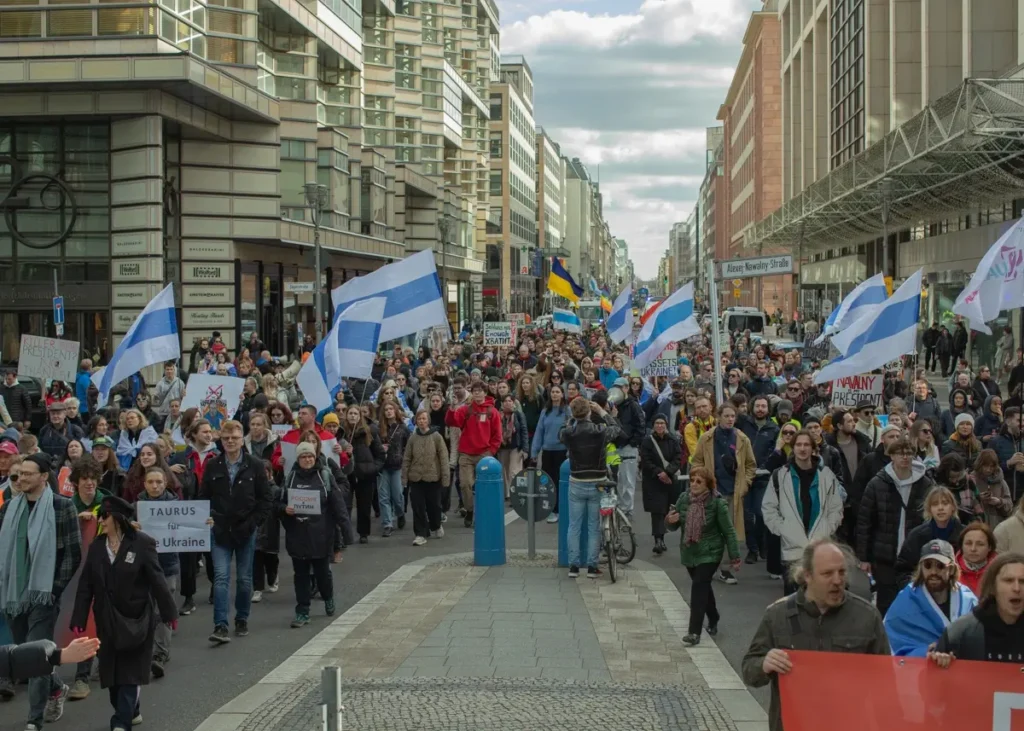 Протестующие во&nbsp;время акции «Полдень против Путина» у&nbsp;посольства России в&nbsp;Берлине. Фото: Ангелина Заглушкина.