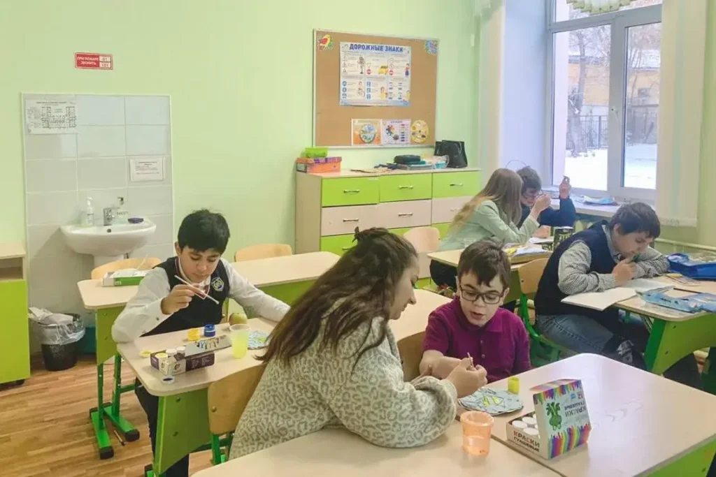 Подопечные и&nbsp;тьюторы АНО «Диада+1» во&nbsp;время занятия. Фото: предоставлено АНО «Диада+1».