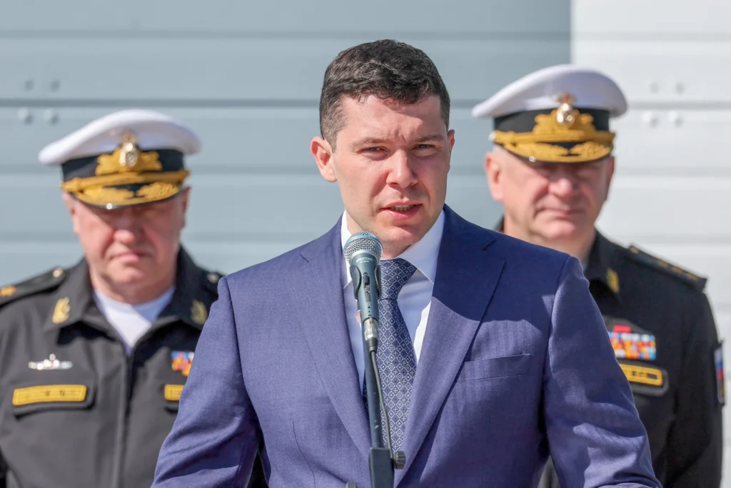 Губернатор Калининградской области Антон Алиханов выступает на&nbsp;церемонии поднятия флага на&nbsp;борту российского корвета "Меркурий" в&nbsp;Балтийске, май 2023 года.