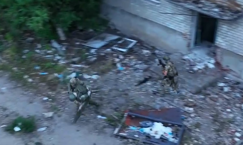 Скриншот из&nbsp;украинского видео с&nbsp;пленением российского солдата в&nbsp;Курской области