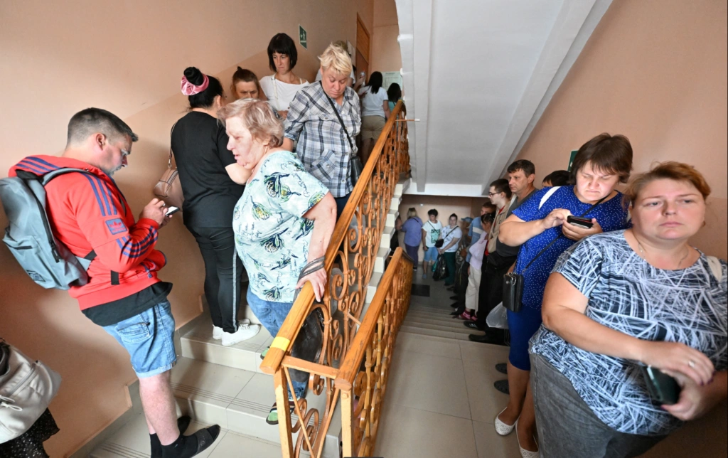 Беженцы в&nbsp;очереди за&nbsp;гуманитарной помощью в&nbsp;Курске