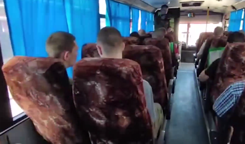 Обмен военнопленными: срочники из&nbsp;Курской области во&nbsp;время обмена<br />
