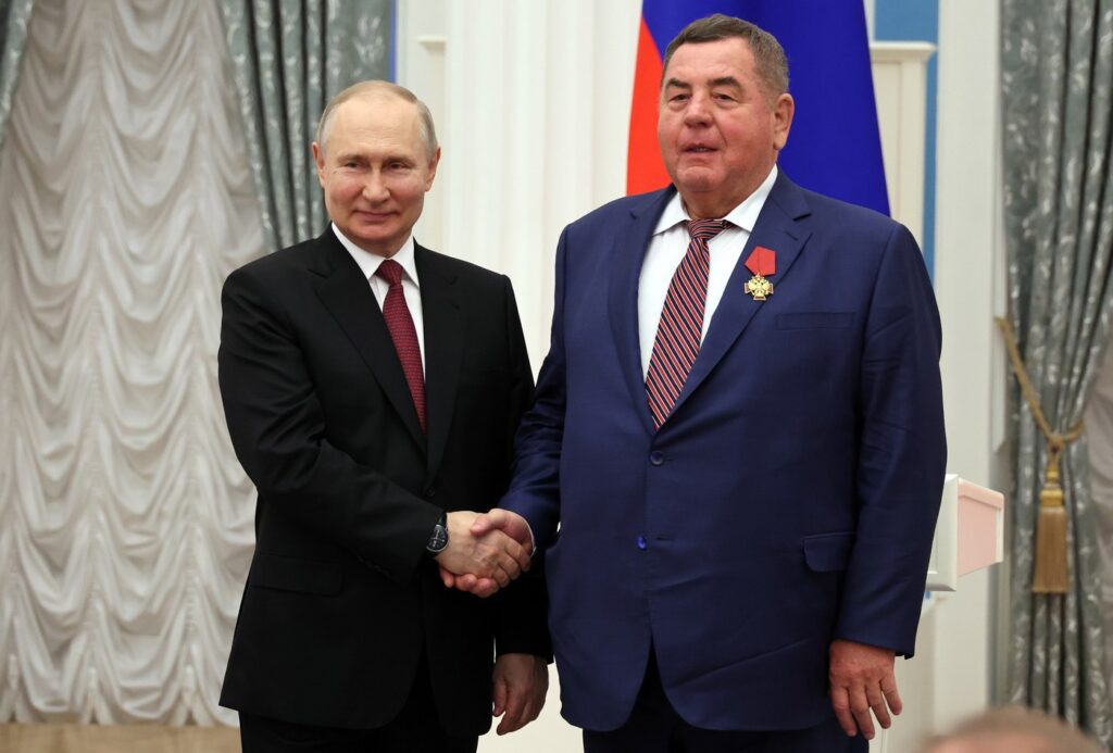 Владимир Путин и&nbsp;президент Международной федерации самбо Василий Шестаков