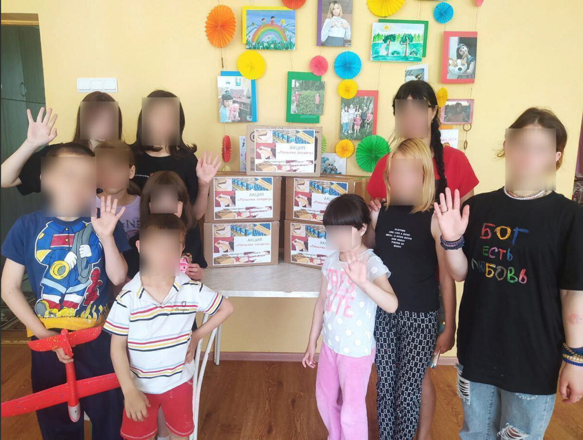 Максим с&nbsp;“Посылкой солдату” в&nbsp;приюте