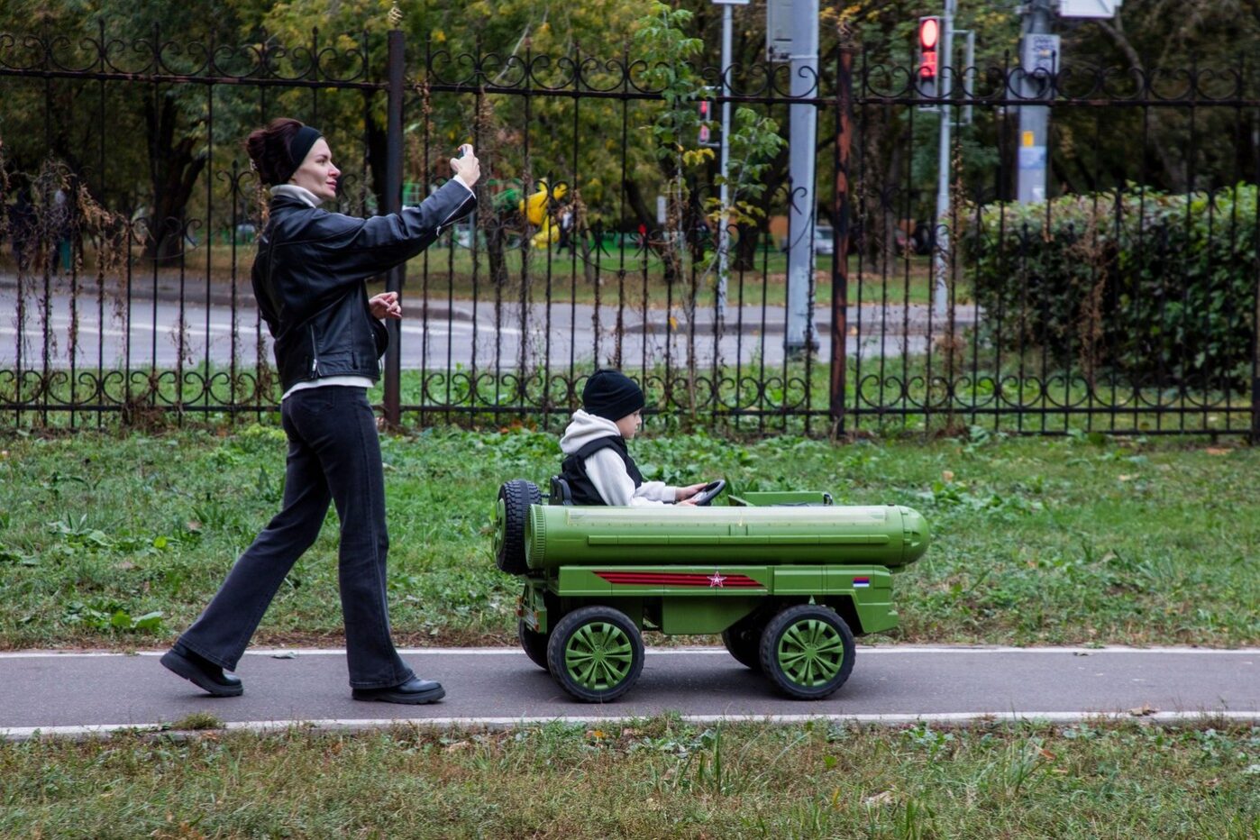 Семья гуляет в&nbsp;парке в&nbsp;жилом районе Москвы