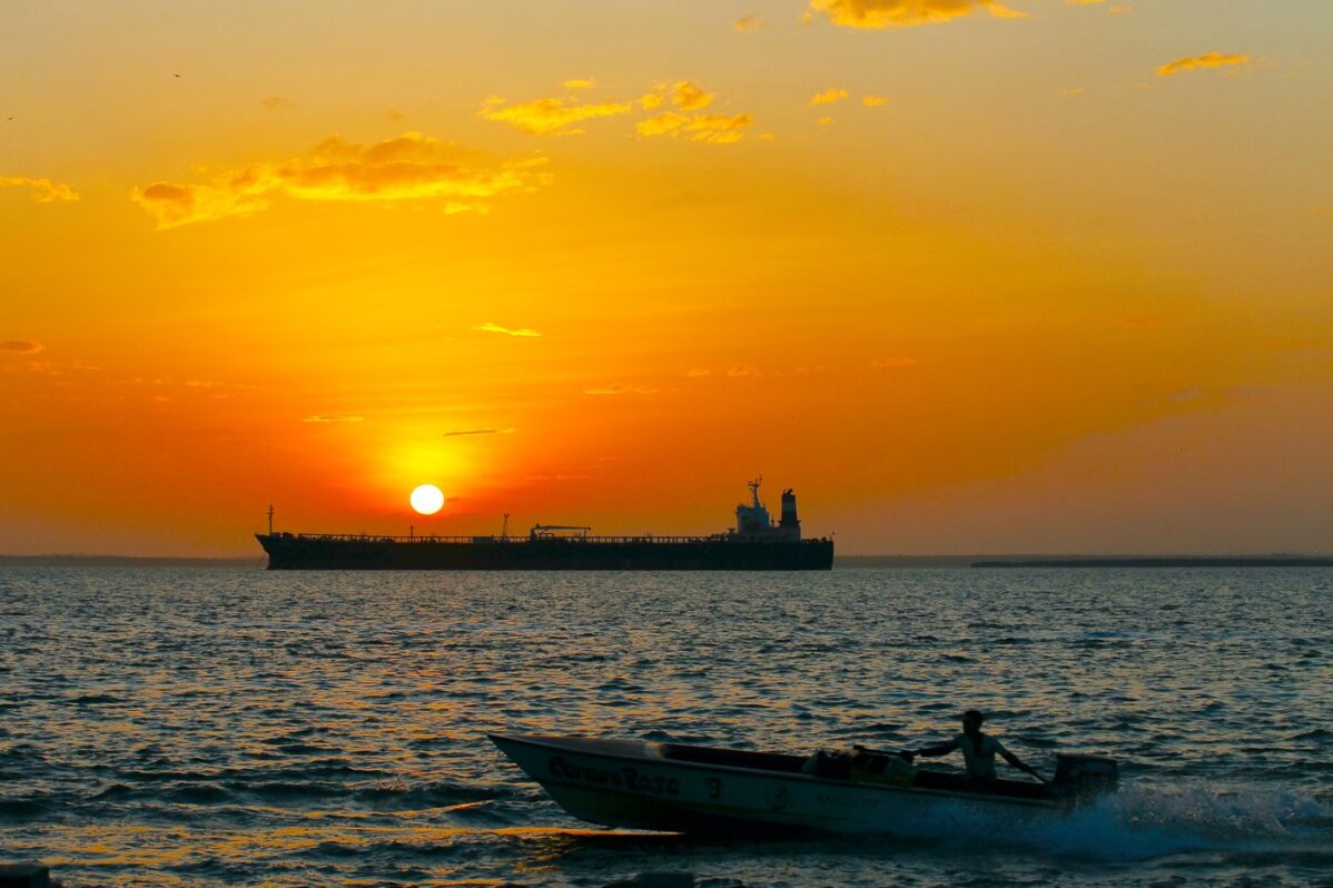 Нефтяной танкер на&nbsp;озере Маракайбо, Венесуэла