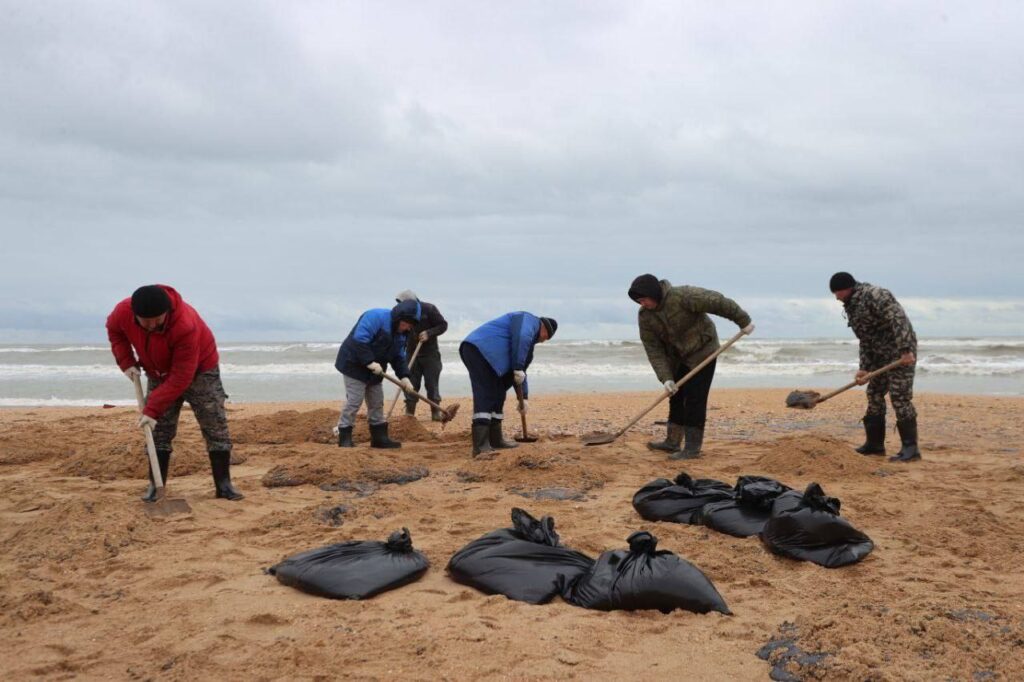 Побережье Анапы залило мазутом. Из&nbsp;потерпевших крушение танкеров в&nbsp;море вытекло около 3,7 тыс. т нефтепродуктов