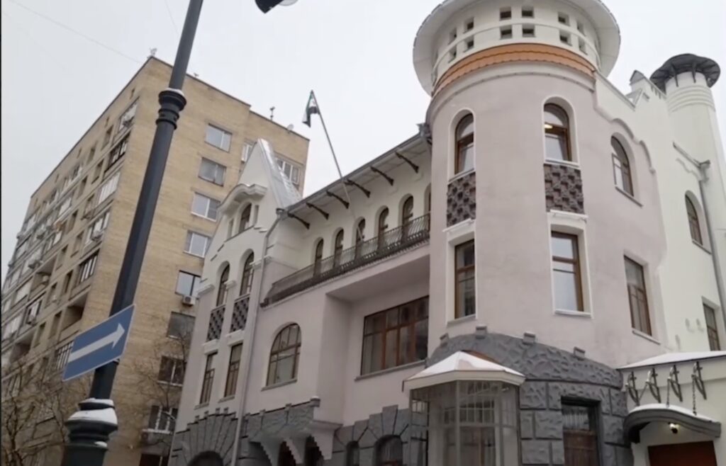 Над посольством Сирии в&nbsp;Москве подняли флаг сирийской оппозиции