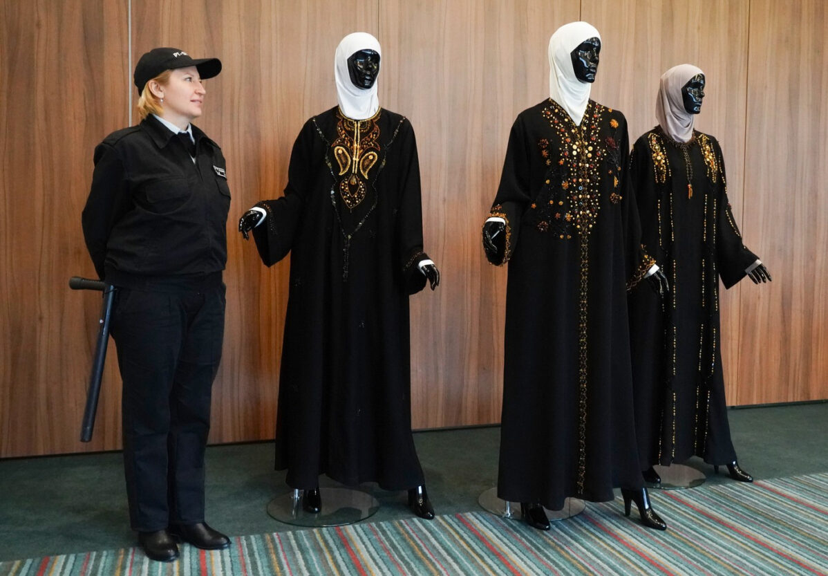 Расшитые янтарем платья абайя