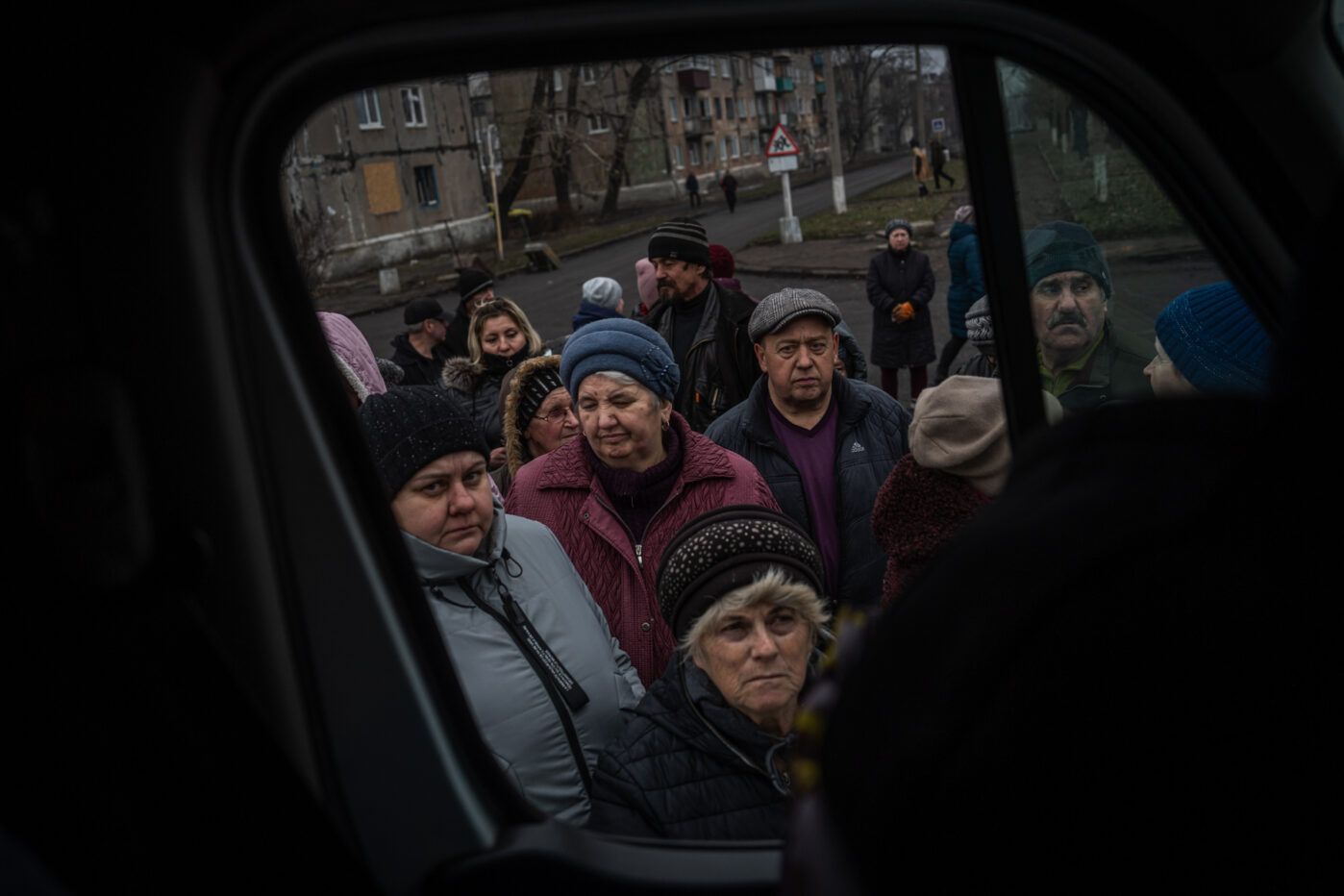 Мирные жители выстраиваются в&nbsp;очередь за&nbsp;помощью возле Покровска