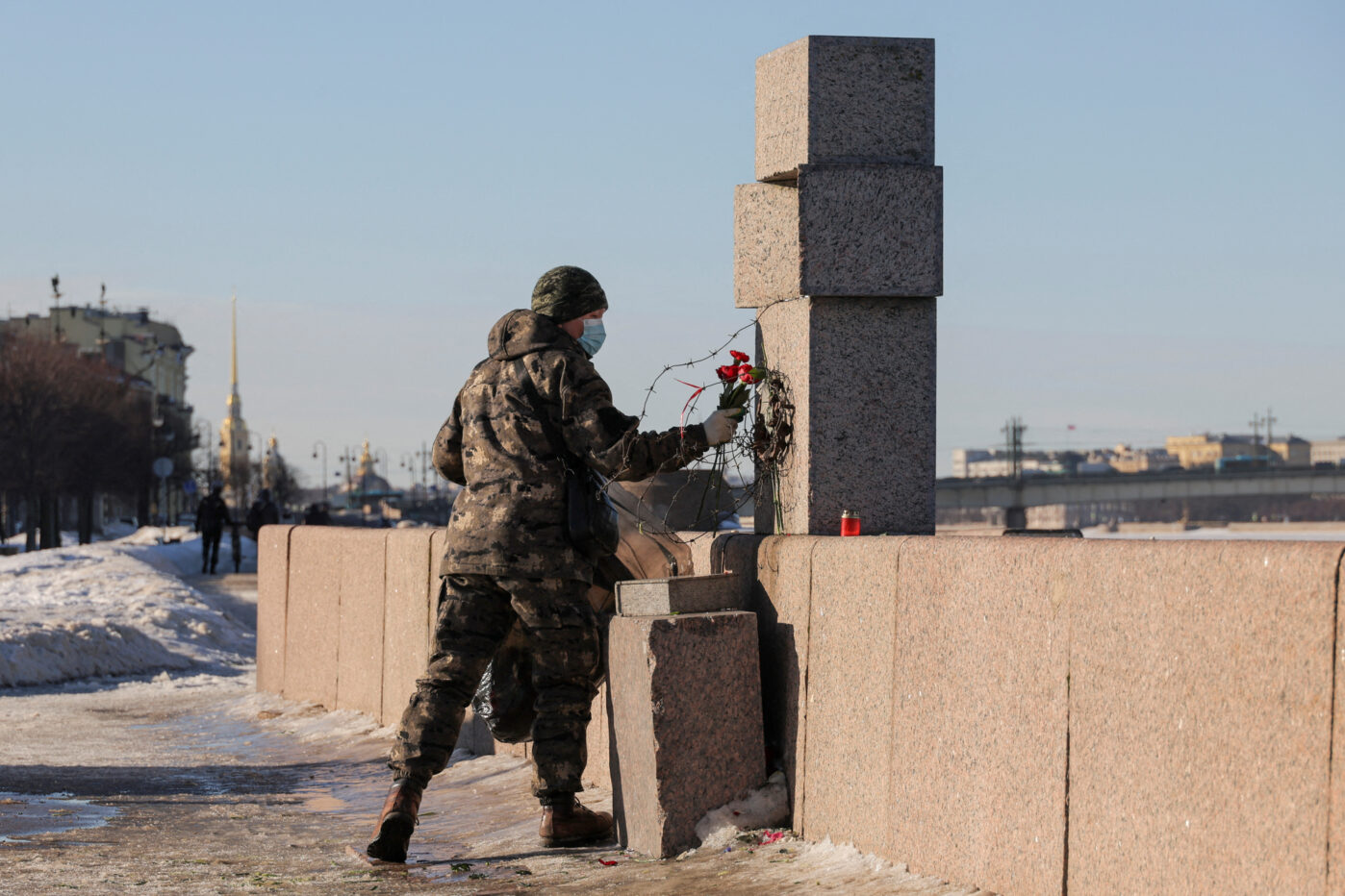 Цветы, возложенные в&nbsp;память о&nbsp;покойном Алексее Навальном у&nbsp;памятника жертвам политических репрессий в&nbsp;Санкт-Петербурге