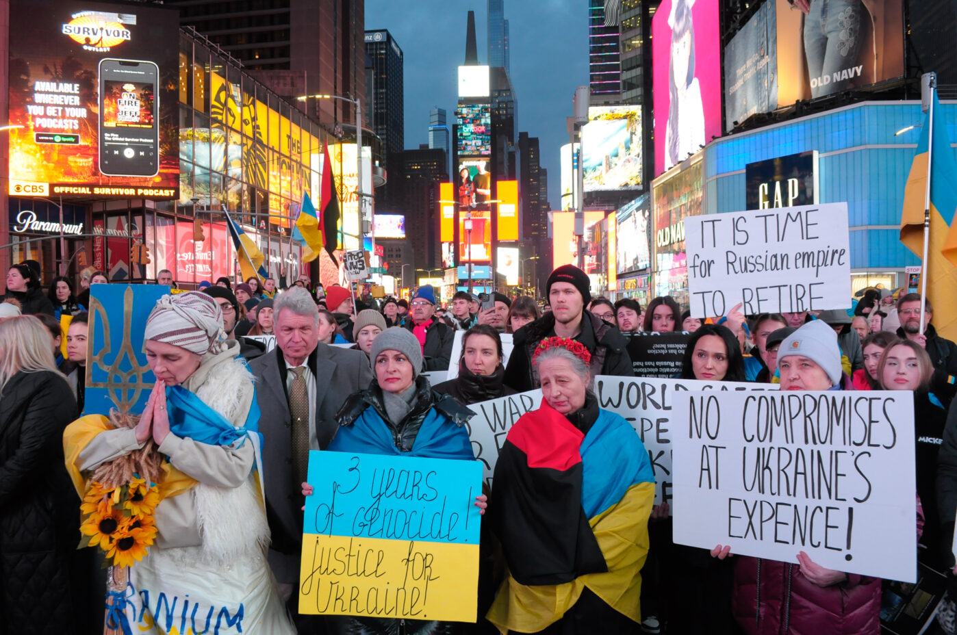 Митинг в&nbsp;поддержку Украины на&nbsp;Таймс-сквер, Нью-Йорк, в&nbsp;третью годовщину российского вторжения в&nbsp;Украину 24&nbsp;февраля 2025 года