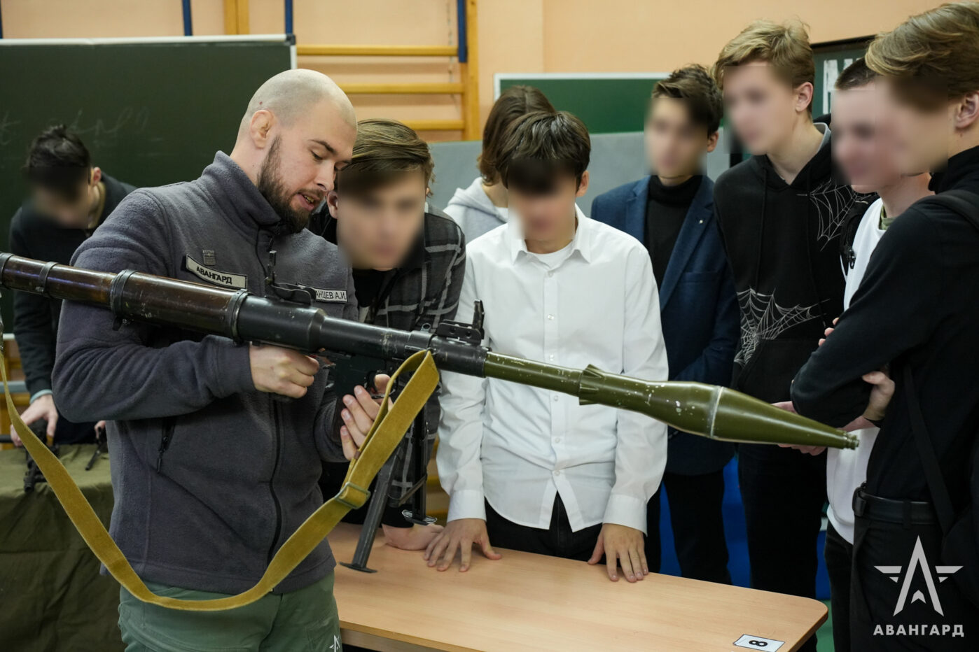 Во&nbsp;время проведения патриотических мероприятий, подготовленных военно-патриотическим центром при Минобороне «Авангард», школьникам демонстрируют РПГ