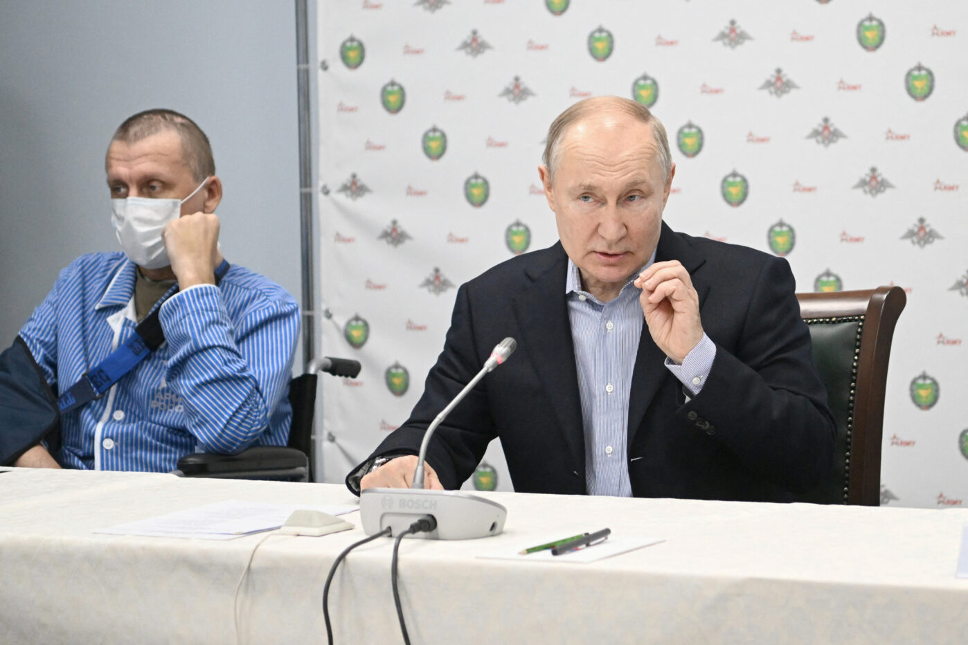 Владимир Путин встречается с&nbsp;военнослужащими, получившими ранения в&nbsp;войне в&nbsp;Украине, в&nbsp;госпитале имени А.&nbsp;А.&nbsp;Вишневского Министерства обороны России на&nbsp;окраине Москвы