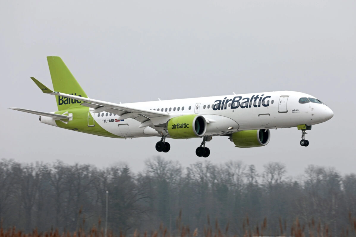 Пассажирский самолет Air Baltic совершает посадку в&nbsp;аэропорту Цюрих