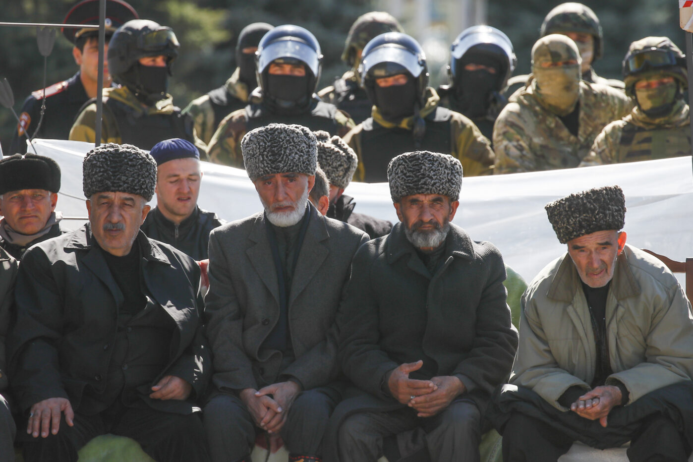 Протесты в&nbsp;Ингушетии, протестующие против нового соглашения об&nbsp;обмене землями, согласованного главами российских регионов Ингушетия и&nbsp;Чечня